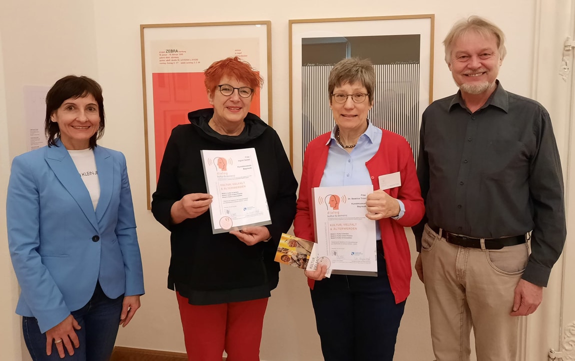 Gruppenfoto mit drei Frauen und einem Mann.