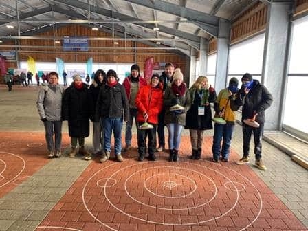 Delegation des Heilpädagogischen Zentrums Bayreuth mit den Vertretern des Host Town-Komitees der Stadt Bayreuth beim Stockschießen.