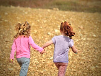 Zwei spielende Kinder