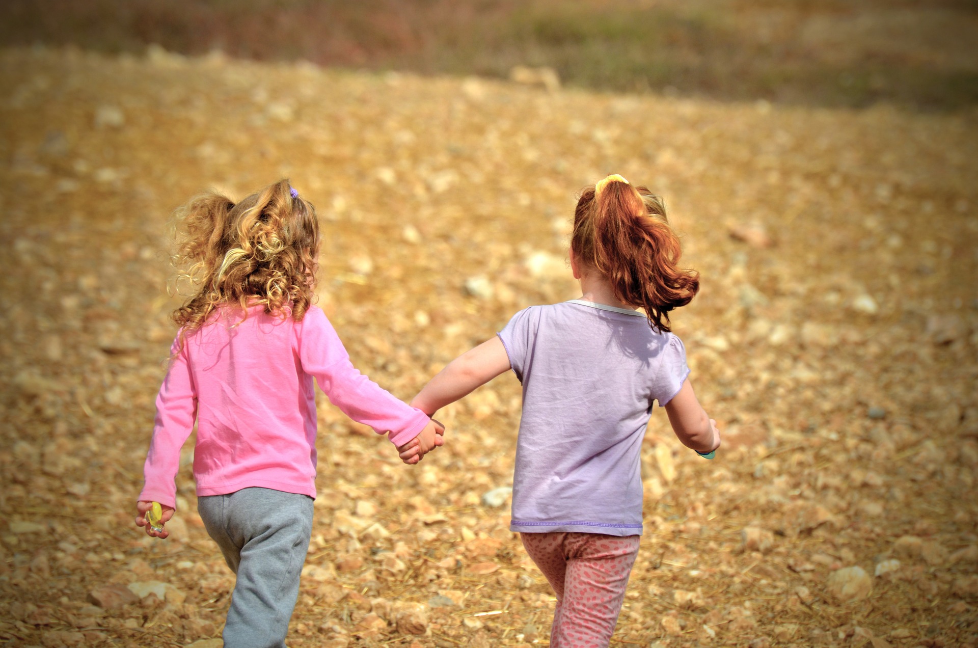 freizeit_kinder Zwei spielende Kinder