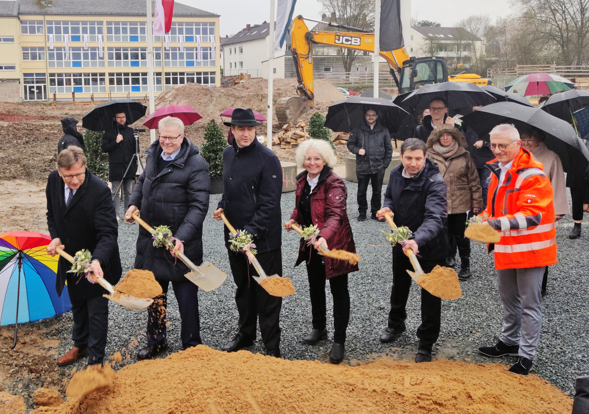 Gemeinsamer Spatenstich für ein Mega-Projekt (von links): Schulleiter Professor Manfred Müller, Oberbürgermeister Thomas Ebersberger, Bayerns Ministerpräsident Dr. Markus Söder und Baureferentin Urte Kelm.