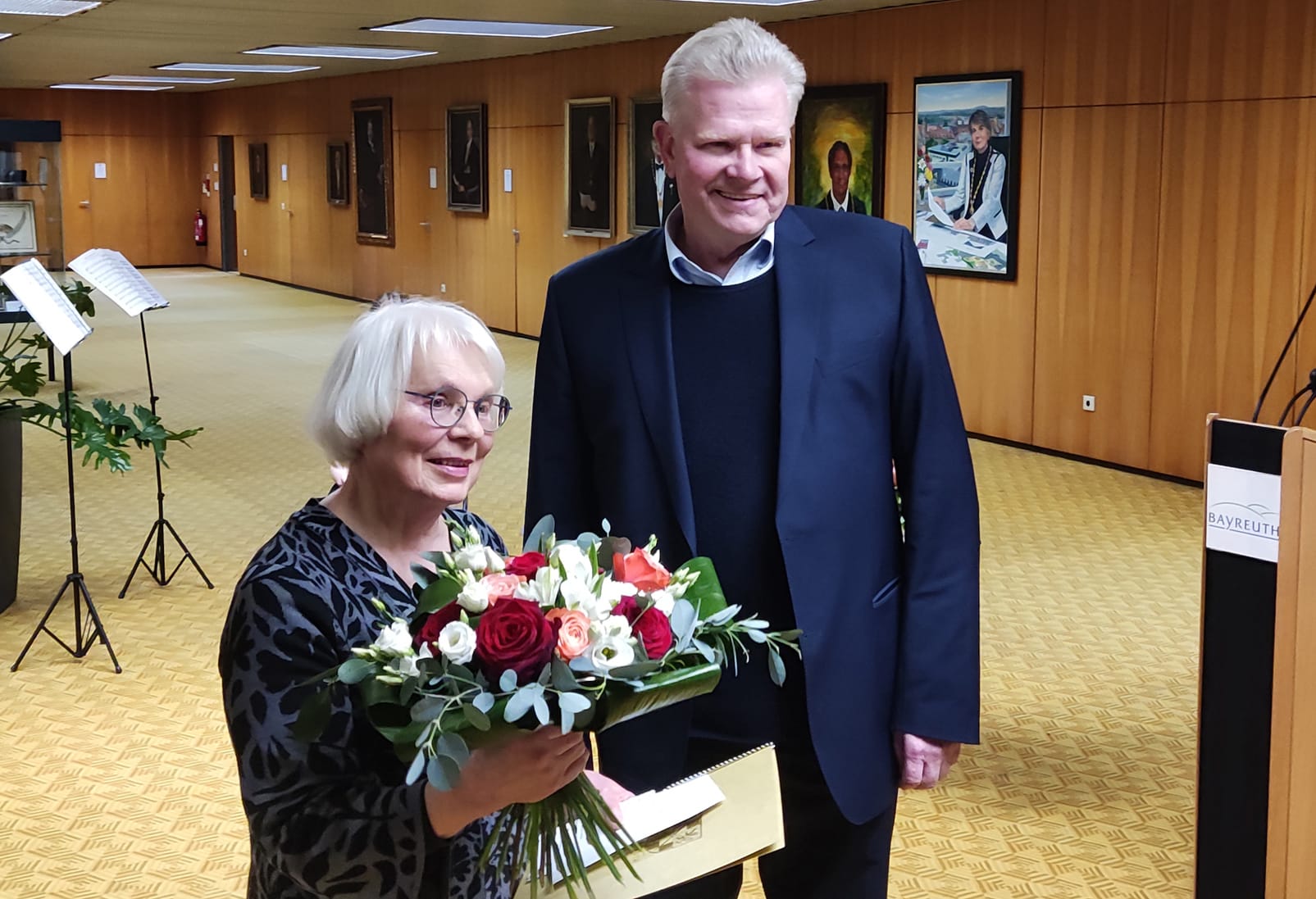 Dr. Heike Schulz mit Blumenstrauß und OB Thomas Ebersberger.