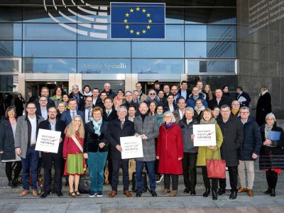 Gruppenbild vor dem Eingang zum Europaparlament. | Foto: Rudi Ott