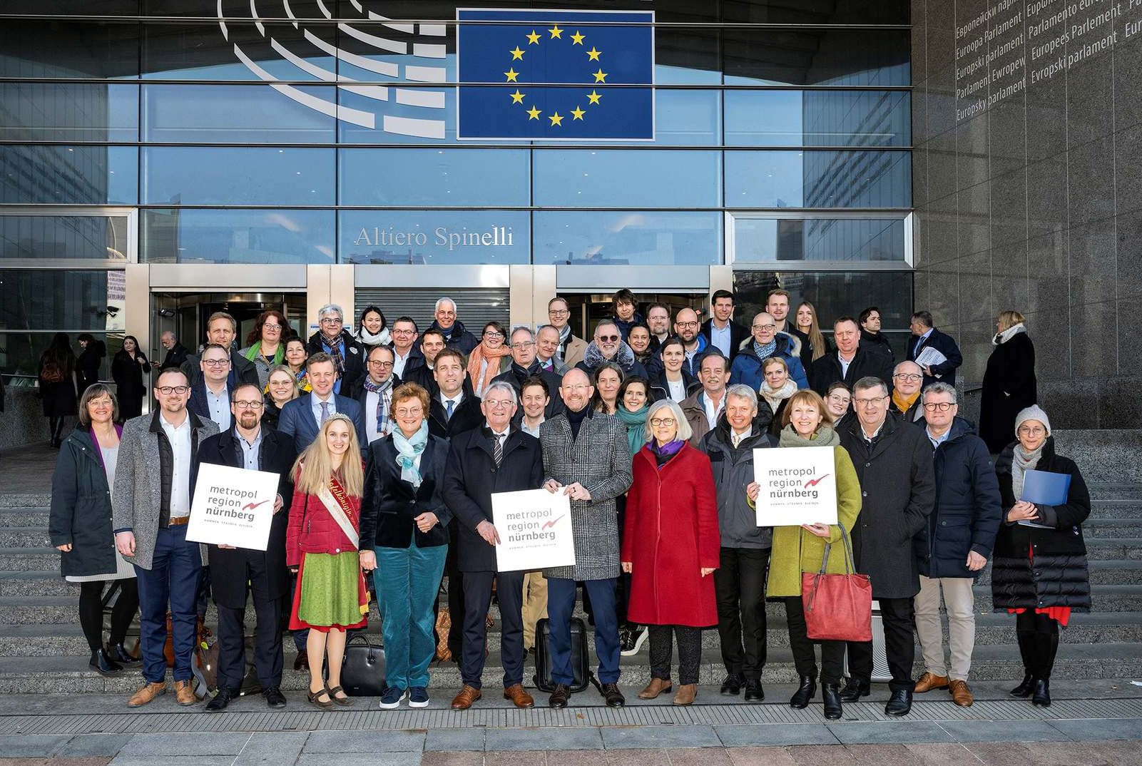 Gruppenbild vor dem Eingang zum Europaparlament. | Foto: Rudi Ott