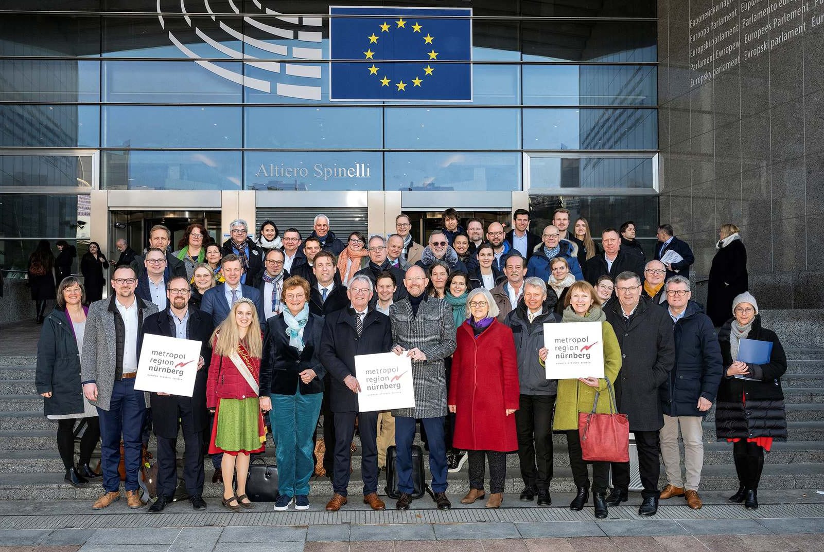 Metropolregion_Europäisches-Parlament_OTT Gruppenbild vor dem Eingang zum Europaparlament. | Foto: Rudi Ott