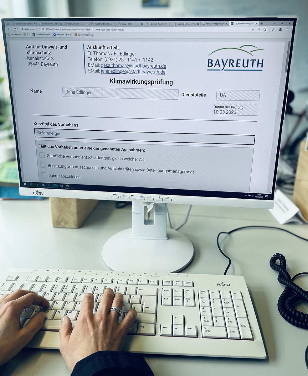 152 Klimawirkungspruefung Computerbildschirm mit Tastatur
