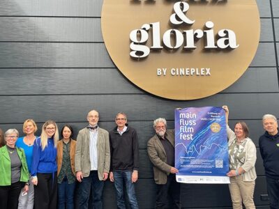 Akteure und Kooperationspartner/innen des Netzwerks Main bei der Auftaktveranstaltung des Main FlussFilmFests im „franz & gloria“ in Bayreuth (von links): Simone Kolb (Netzwerk Main), Gabriele Merz (Wasserwirtschaftsamt Hof), Eva Rundholz und Katharina Schrenker (Region Bayreuth), Michael Bender (Stiftung Living Rivers), Walter Fischer (Wasserwirtschaftsbereich der Regierung von Oberfranken), Jockel Umbach (Team Main Clean Up), Anne Schmitt (Flussparadies Franken) und Willi Kohlmann (Team Main Clean Up). Foto: Region Bayreuth.