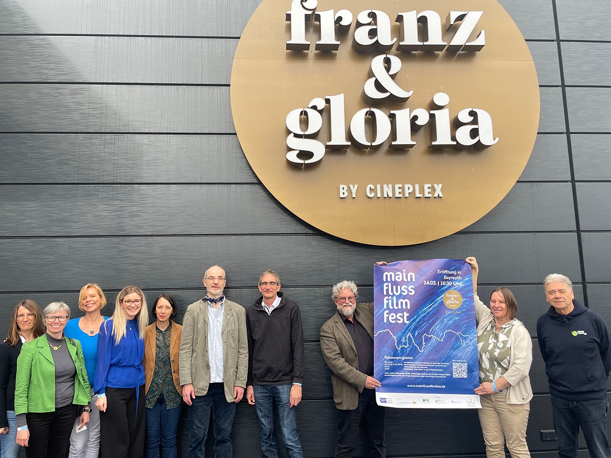 Akteure und Kooperationspartner/innen des Netzwerks Main bei der Auftaktveranstaltung des Main FlussFilmFests im „franz & gloria“ in Bayreuth (von links): Simone Kolb (Netzwerk Main), Gabriele Merz (Wasserwirtschaftsamt Hof), Eva Rundholz und Katharina Schrenker (Region Bayreuth), Michael Bender (Stiftung Living Rivers), Walter Fischer (Wasserwirtschaftsbereich der Regierung von Oberfranken), Jockel Umbach (Team Main Clean Up), Anne Schmitt (Flussparadies Franken) und Willi Kohlmann (Team Main Clean Up). Foto: Region Bayreuth.