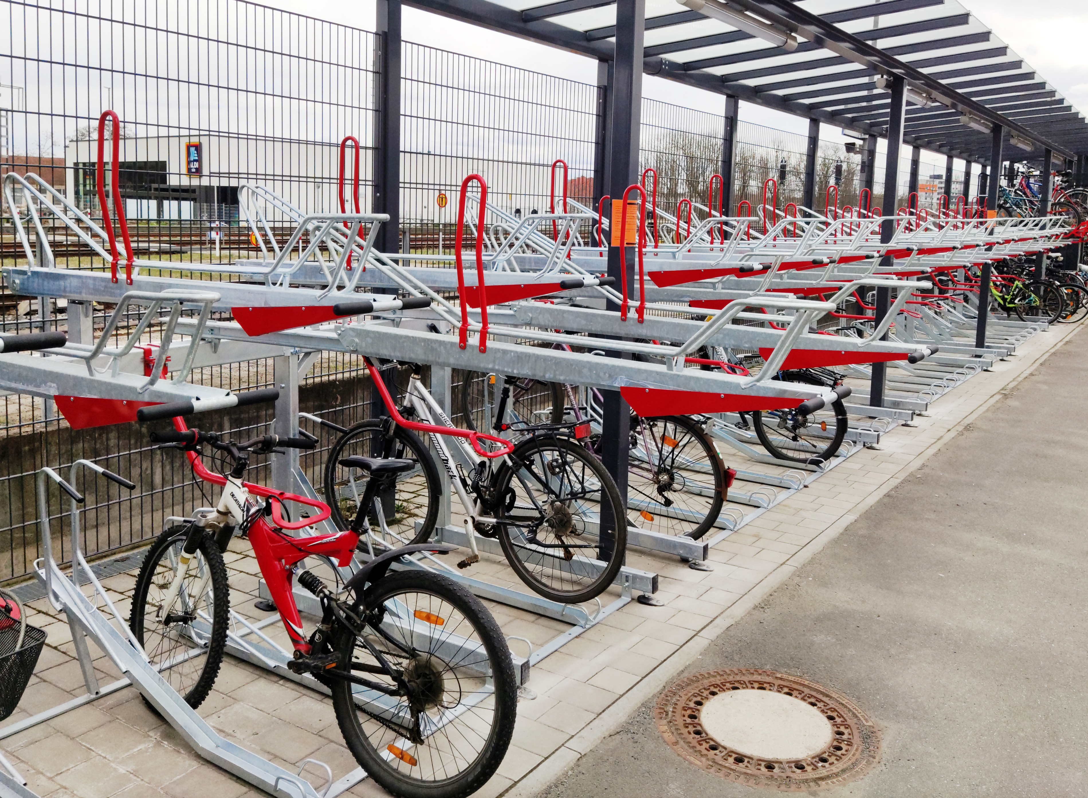 190 Neue Abstellmöglichkeiten_2 Fahrräder in einer Abstellanlage am Bahnhof.