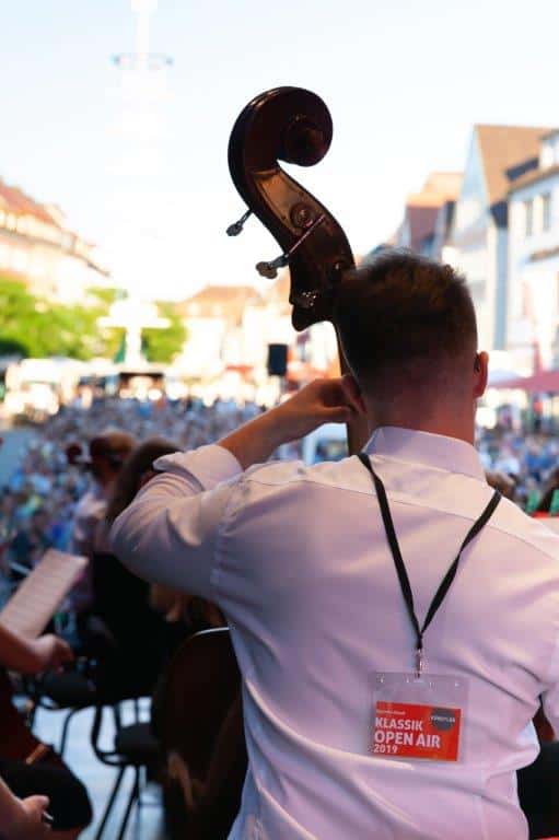 Ein spielender Kontrabassist von hinten