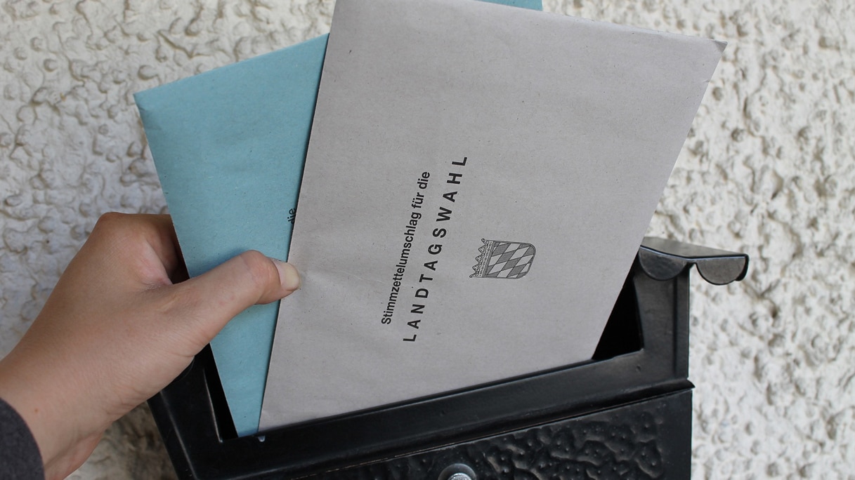 Wahlumschlag in einem Briefkasten.