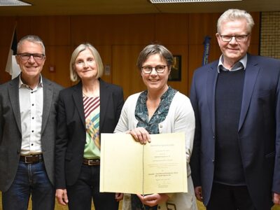 OB und drei Vertreter des Vereins Hamsterbacke mit der Urkunde in der Hand