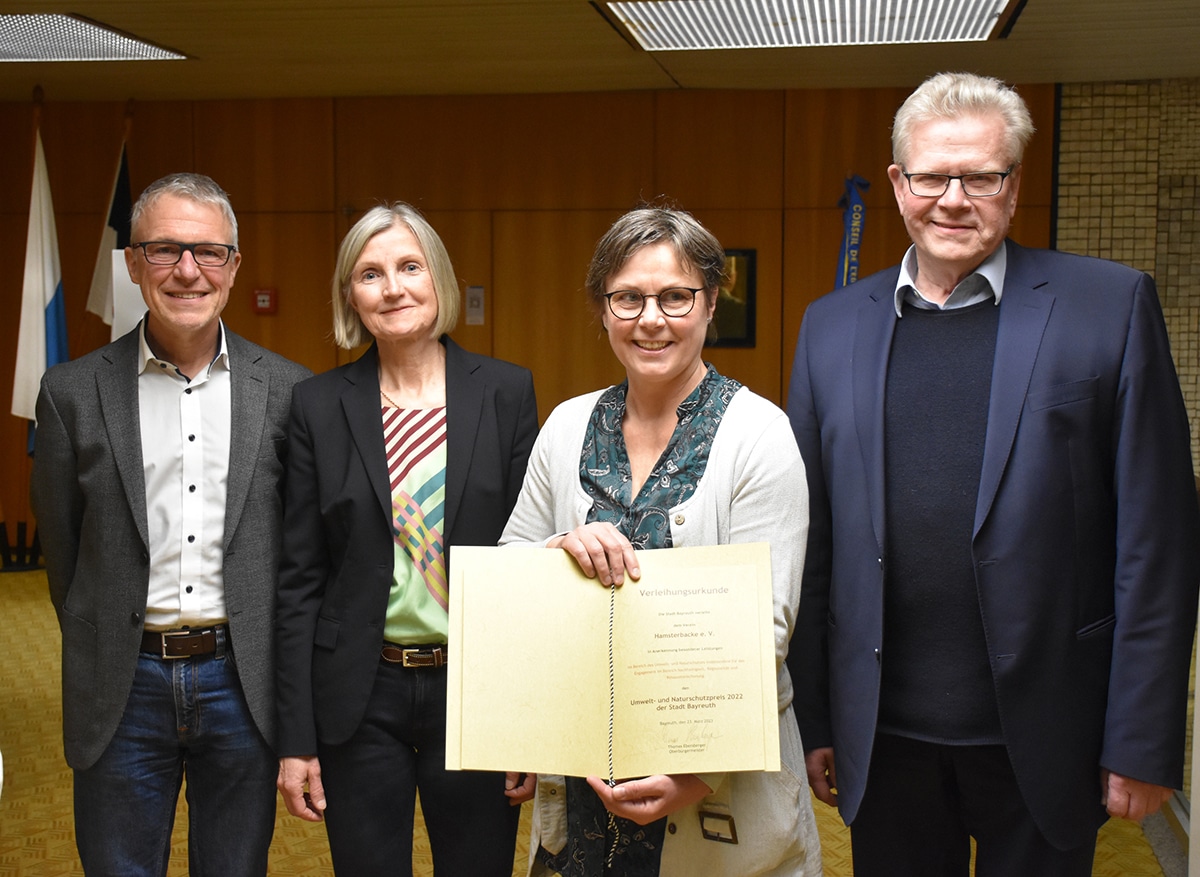 umwelt und naturschutzpreis 2022 OB und drei Vertreter des Vereins Hamsterbacke mit der Urkunde in der Hand
