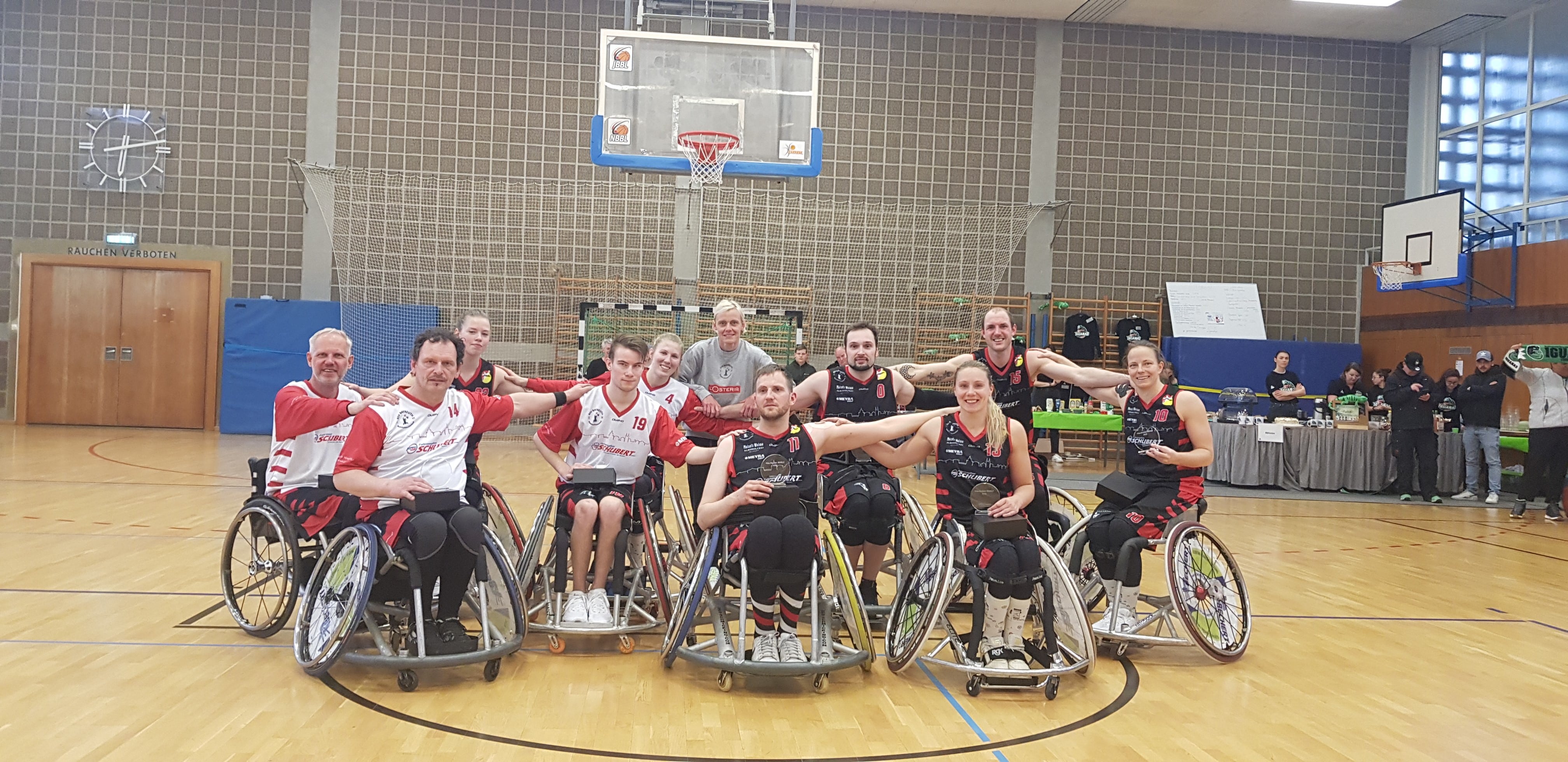 Gruppenfoto der Rollstuhl-Basketballspieler des RSV Bayreuth in Turnhalle