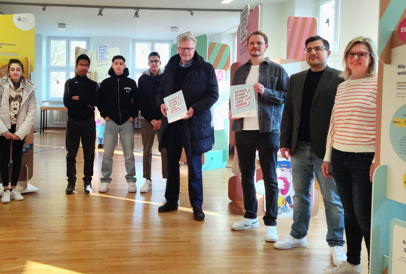 220 Präventionsprojekt OB Ebersberger mit jungen Besucher einer Präventionsausstellung.
