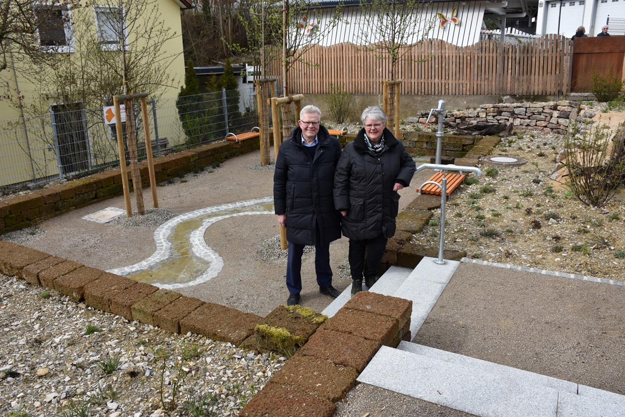 Oberbürgermeister Thomas Ebersberger und die stellvertretende Leiterin des Stadtgartenamtes, Annegret Läkamp,, weihten den neuen Naturgarten am Rodersberg ein. | Foto: A. Türk