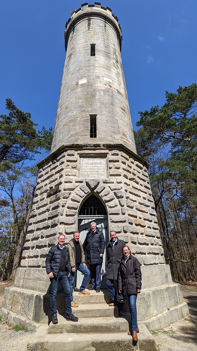 Siegesturm mit Stadträten Mirko Matros, Stephan Müller, OB Thomas Ebersberger, Stadtrat Stefan Specht und Stadträtin Sabine Steininger.