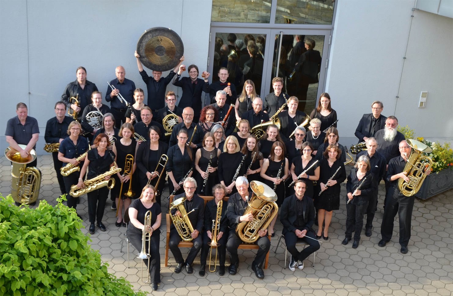 Mitglieder des Blasorchesters mit Instrumenten