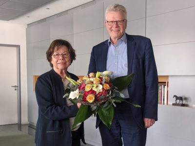 Sigrid Papp mit Blumenstrauß und Oberbürgermeister Thomas Ebersberger.