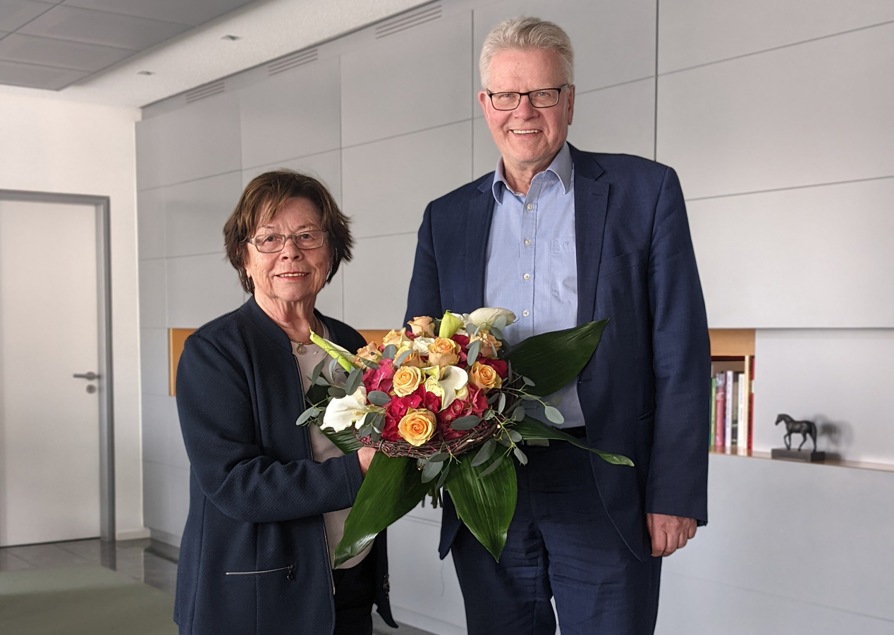 Sigrid Papp mit Blumenstrauß und Oberbürgermeister Thomas Ebersberger.