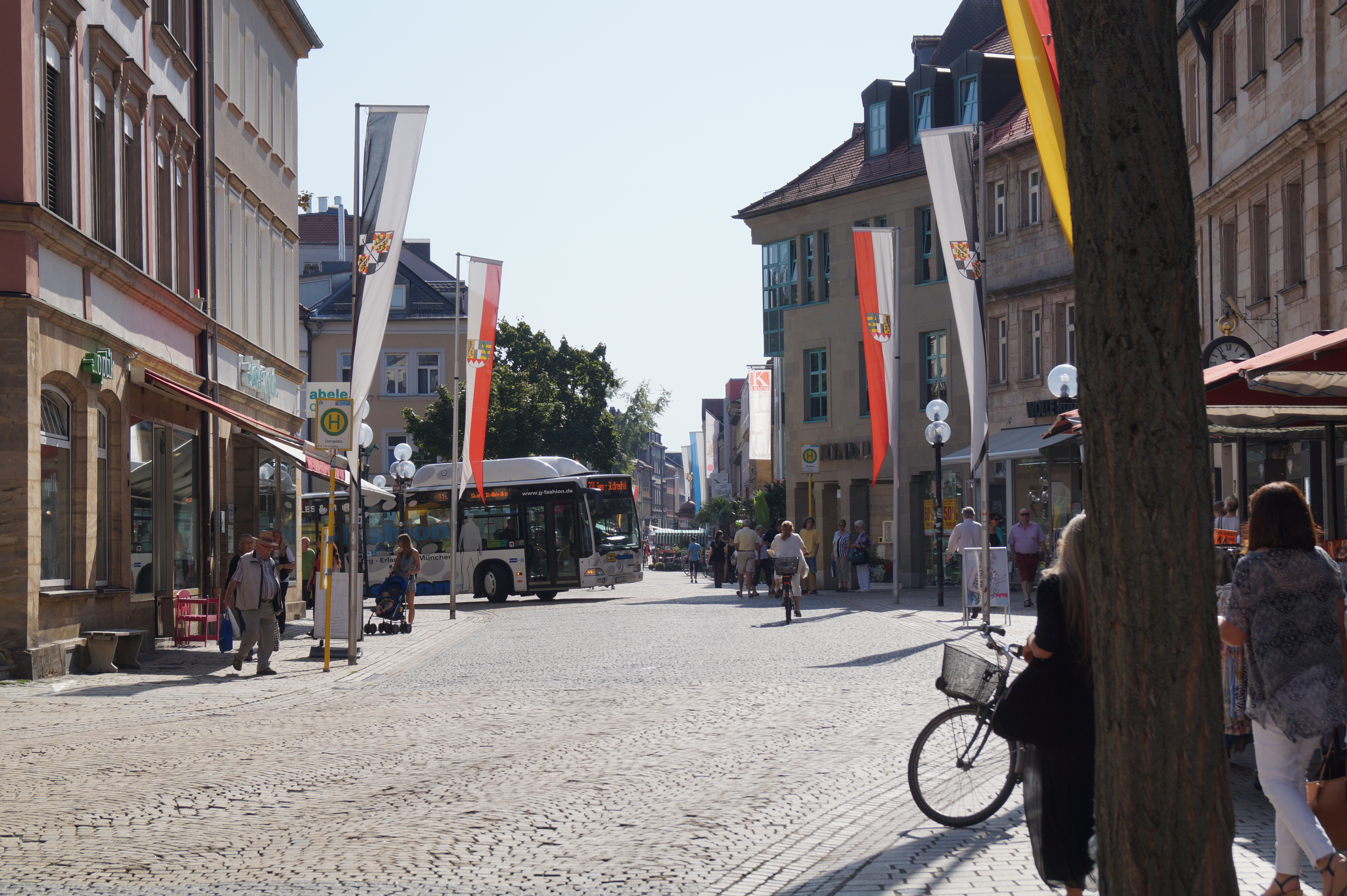 Foto mit Blick aus der Maximilianstraße Richtung Sternplatz zeigt Bus, Radfahrer und Fußgänger