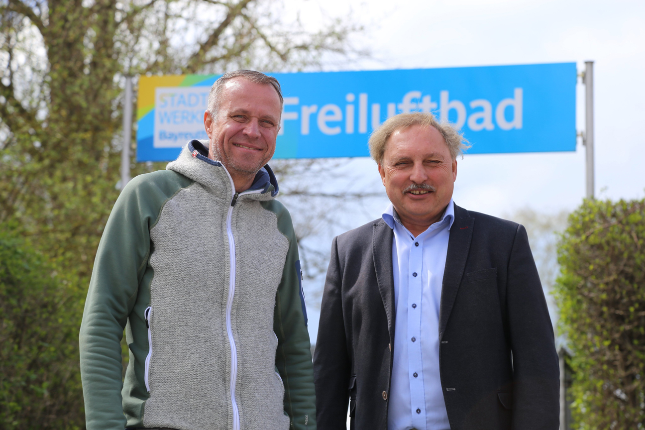 freiluftbad-stadtwerke-bayreuth-presseinfo Claus Schlienz (links) und Bäderleiter Harald Schmidt.