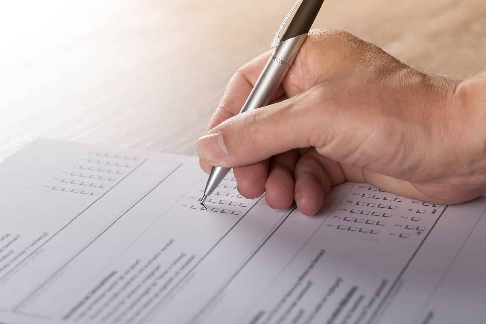 Eine Hand mit Stift beim Ausfüllen eines Fragebogens. | Foto: Pixabay