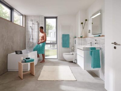 Ein Mann steigt in einem Badezimmer in eine Badewanne. | Foto: Hassmann KG