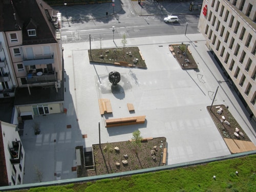 Rathausvorplatz mit einheitlichem Pflaster, vier Grüninseln, Kugelbrunnen und Sitzgelegenheiten