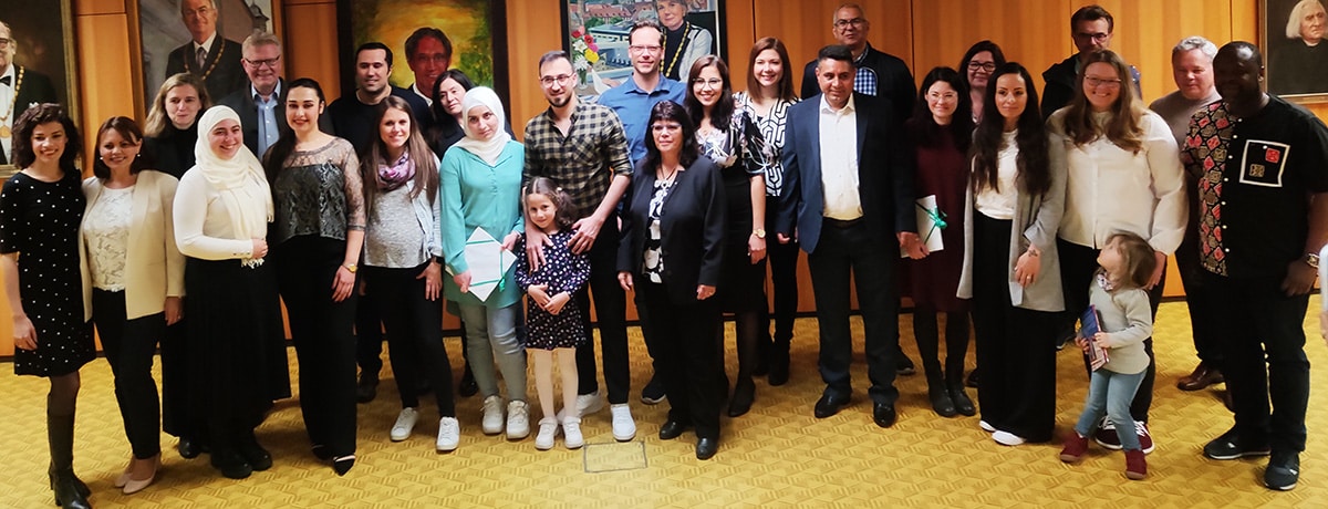 Einbuergerungsfeier-2023 Die Neubürger/innen haben sich gemeinsam mit dem Oberbürgermeister für ein Foto aufgestellt.