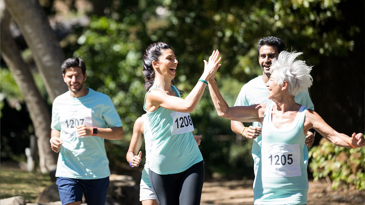 Menschen die gemeinsam joggen gehen