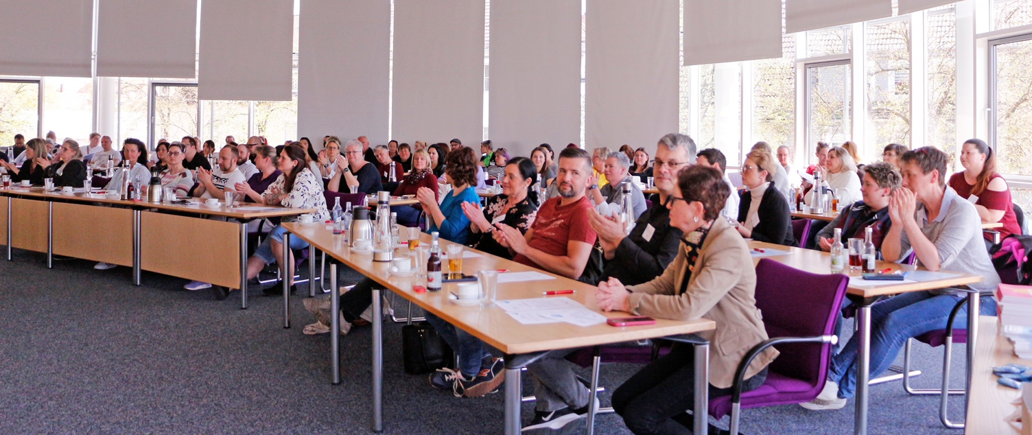 Voll besetzte Zuhörerreihen beim Praxisleitertreffen. | Foto: BRK Kreisverband Bayreuth