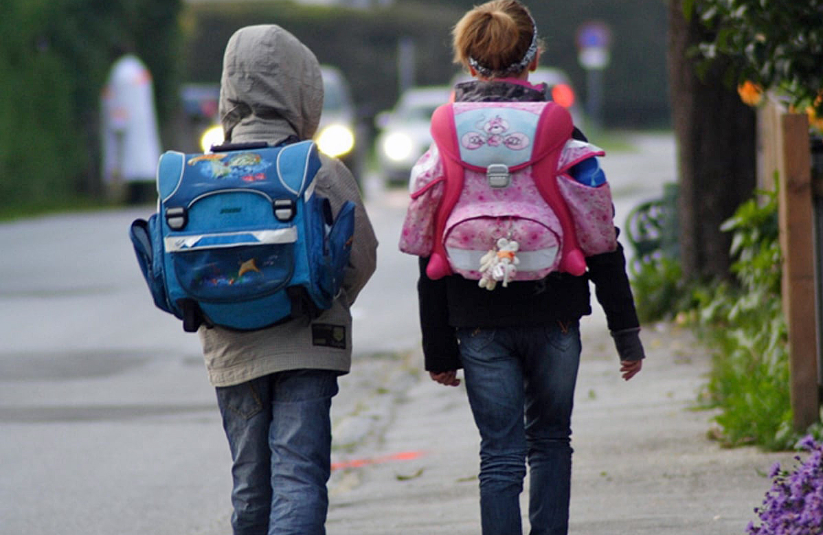 Zwei Kinder mit Schulranzen. | Foto: Günter Havlena; pixelio