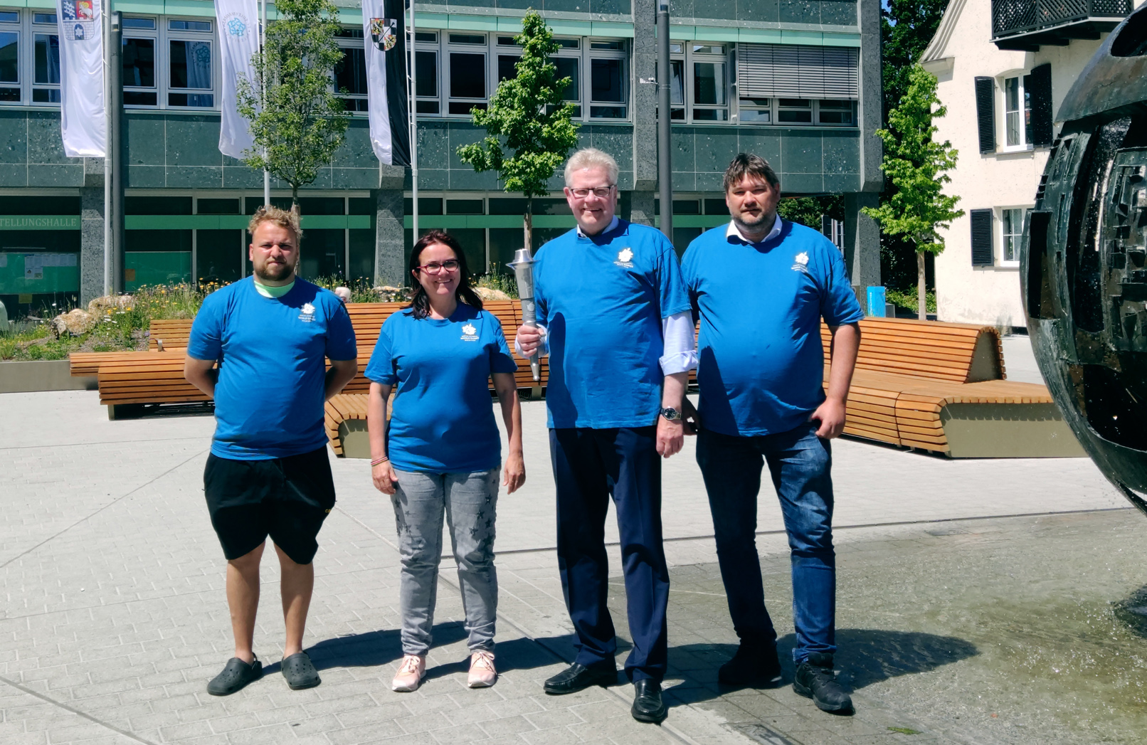 326 Fackellauf Sie präsentierten die Fackel für die Special Olympics World Games vor dem Rathaus (von links): Marvin Tober (Behindertenbeauftragter der SpVgg Bayreuth), Bettina Wurzel (Behindertenbeauftragte der Stadt Bayreuth), Oberbürgermeister Thomas Ebersberger und Axel Höhmann (stellvertretender Vorsitzender des Behindertenbeirats).