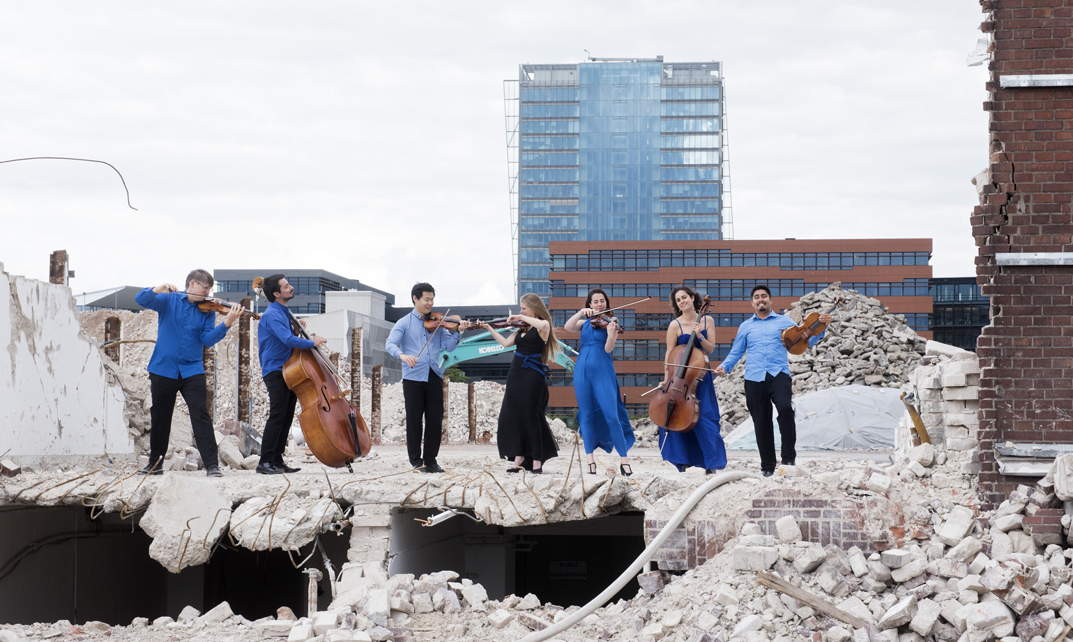 Sieben Musiker spielen mit ihren Instrumenten auf einer Baustelle. | Foto: Marianne Menke