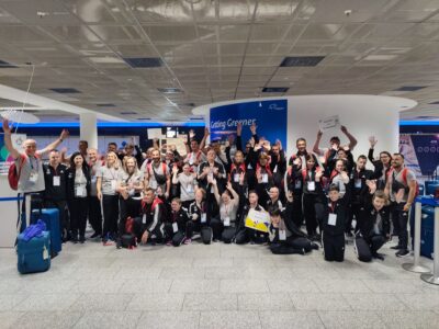 Ein Gruppenfoto von Sportler/innen der Delegation aus Rumänien