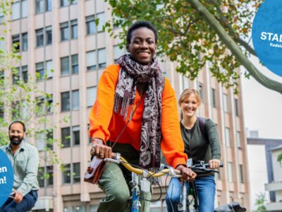 Drei jungen Menschen auf dem Fahrrad.