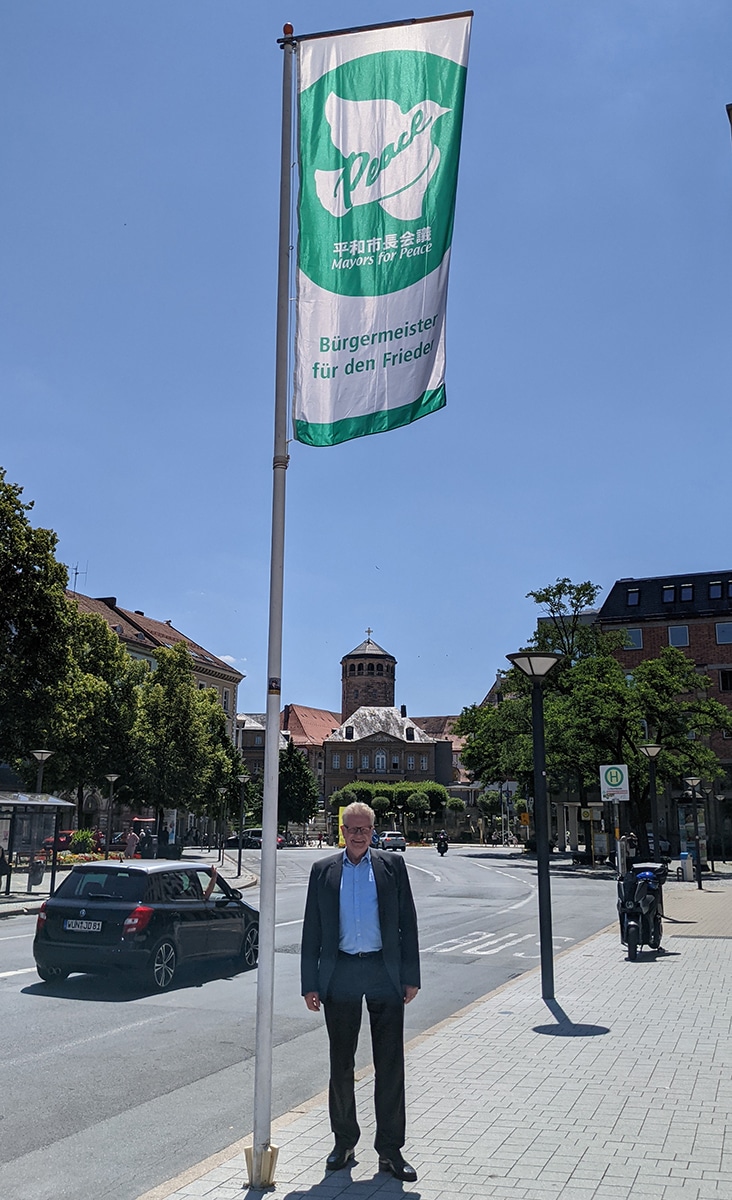405 Mayors for Peace OB Ebersberger steht am Fahnenmast