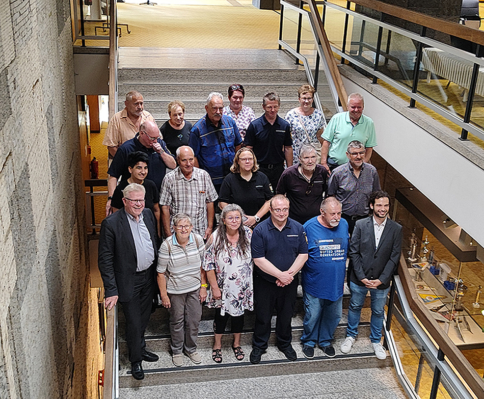Ehrung-Helfer-Schulwegdienst-und-Sicherheitswacht-bearb Eine Gruppe von Personen hat sich für ein Gruppenfoto auf einer Treppe versammelt