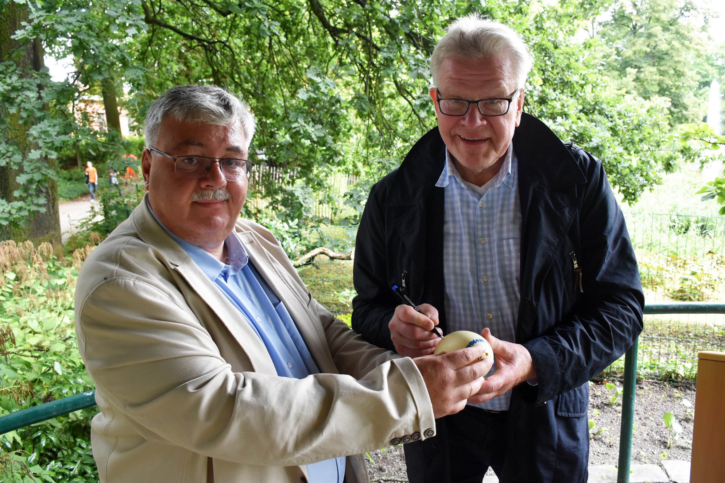 Stadtgartenamtsleiter Robert Pfeier und Oberbürgermeister Thomas Ebersberger.