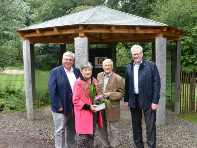 Das Ehepaar Götzl, OB Ebersberger und Stadtgartenamtsleiter Pfeifer stehen vor einem neuen Unterstell-Pavillon. | Foto: Andreas Türk