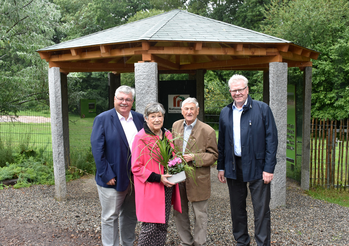 spende röhrensee Das Ehepaar Götzl, OB Ebersberger und Stadtgartenamtsleiter Pfeifer stehen vor einem neuen Unterstell-Pavillon. | Foto: Andreas Türk