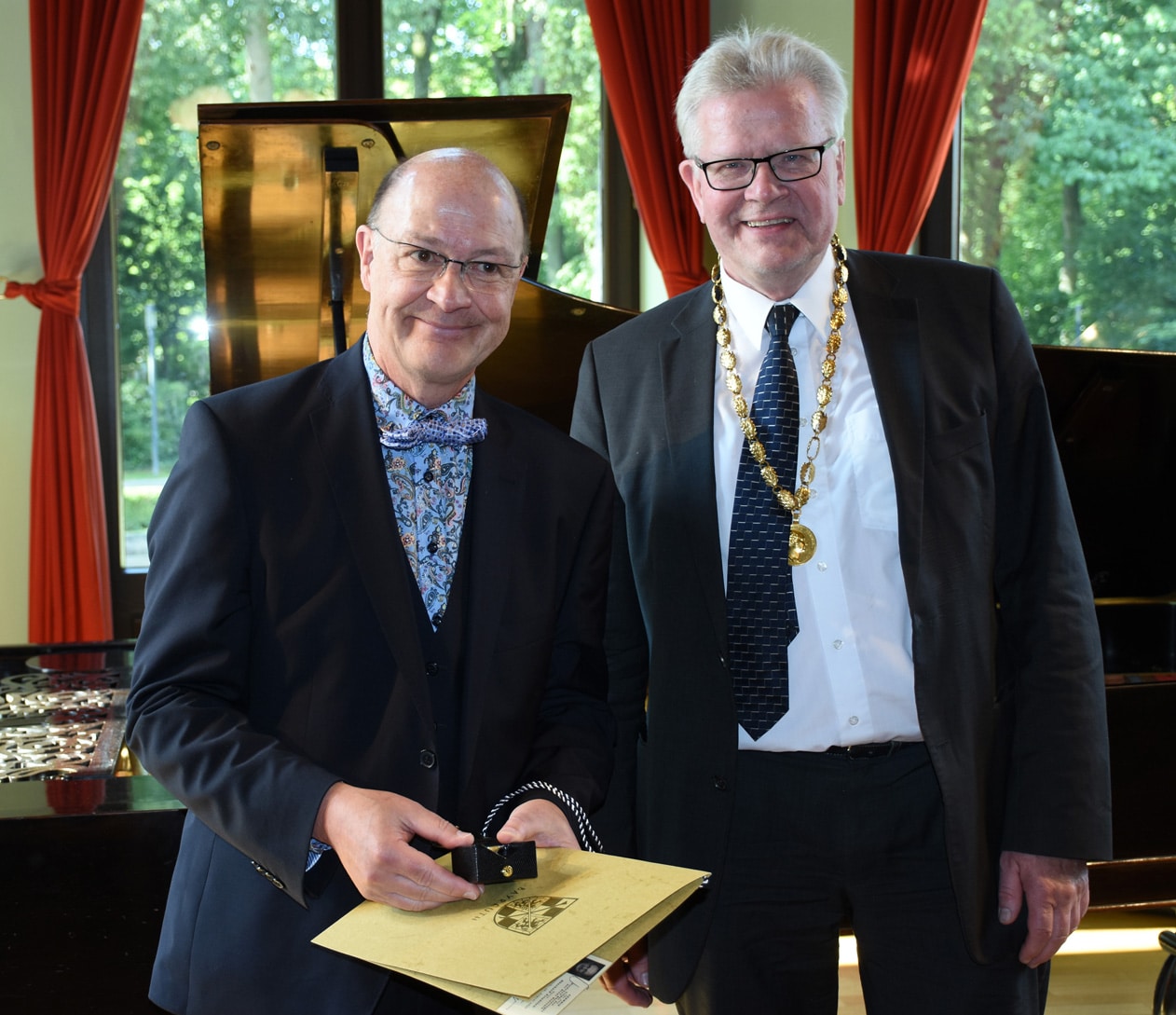 Eberhard Friedrich und OB Ebersberger mit Amtskette. | Foto: Andreas Türk