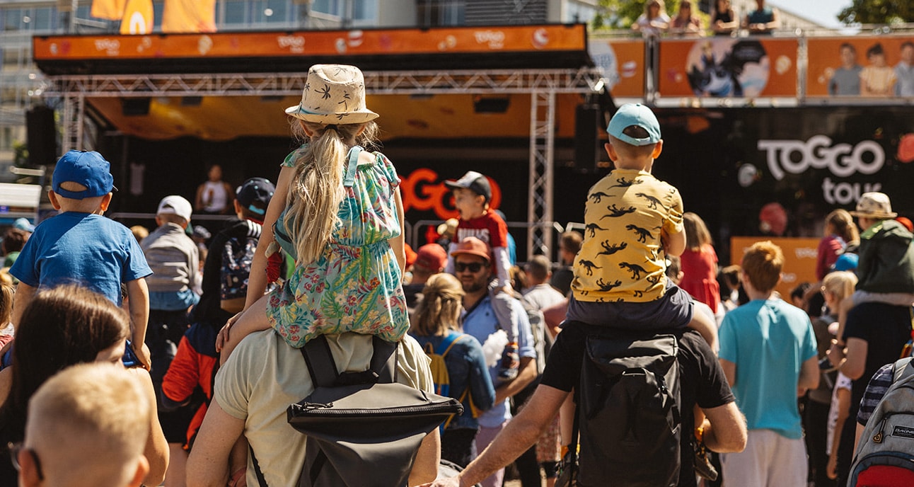 Besucher mit Kindern auf der TOGGO Tour. | Foto: Super RTL