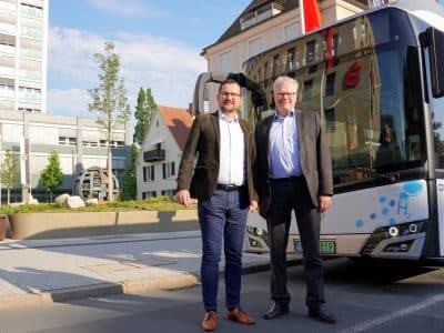 OB Ebersberger und Verkehrsbetriebsleiter Steinmetz stehen vor einem Bus. | Foto: Stadtwerke Bayreuth