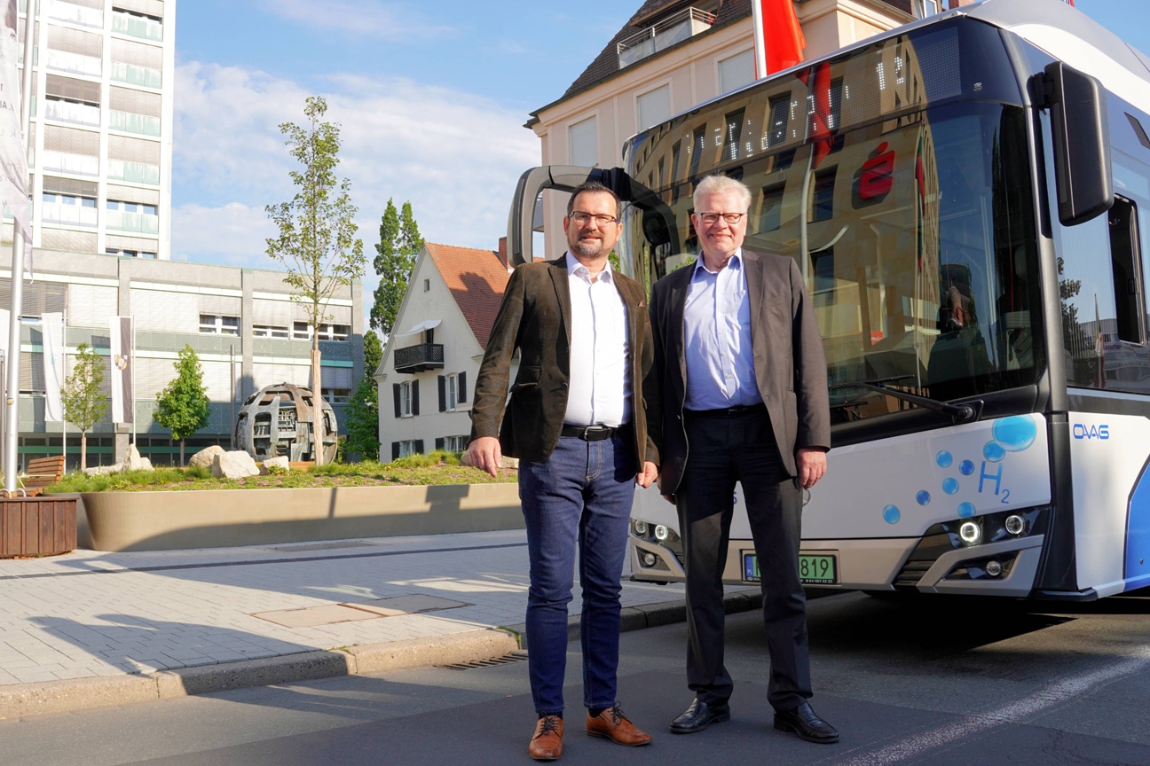 OB Ebersberger und Verkehrsbetriebsleiter Steinmetz stehen vor einem Bus. | Foto: Stadtwerke Bayreuth