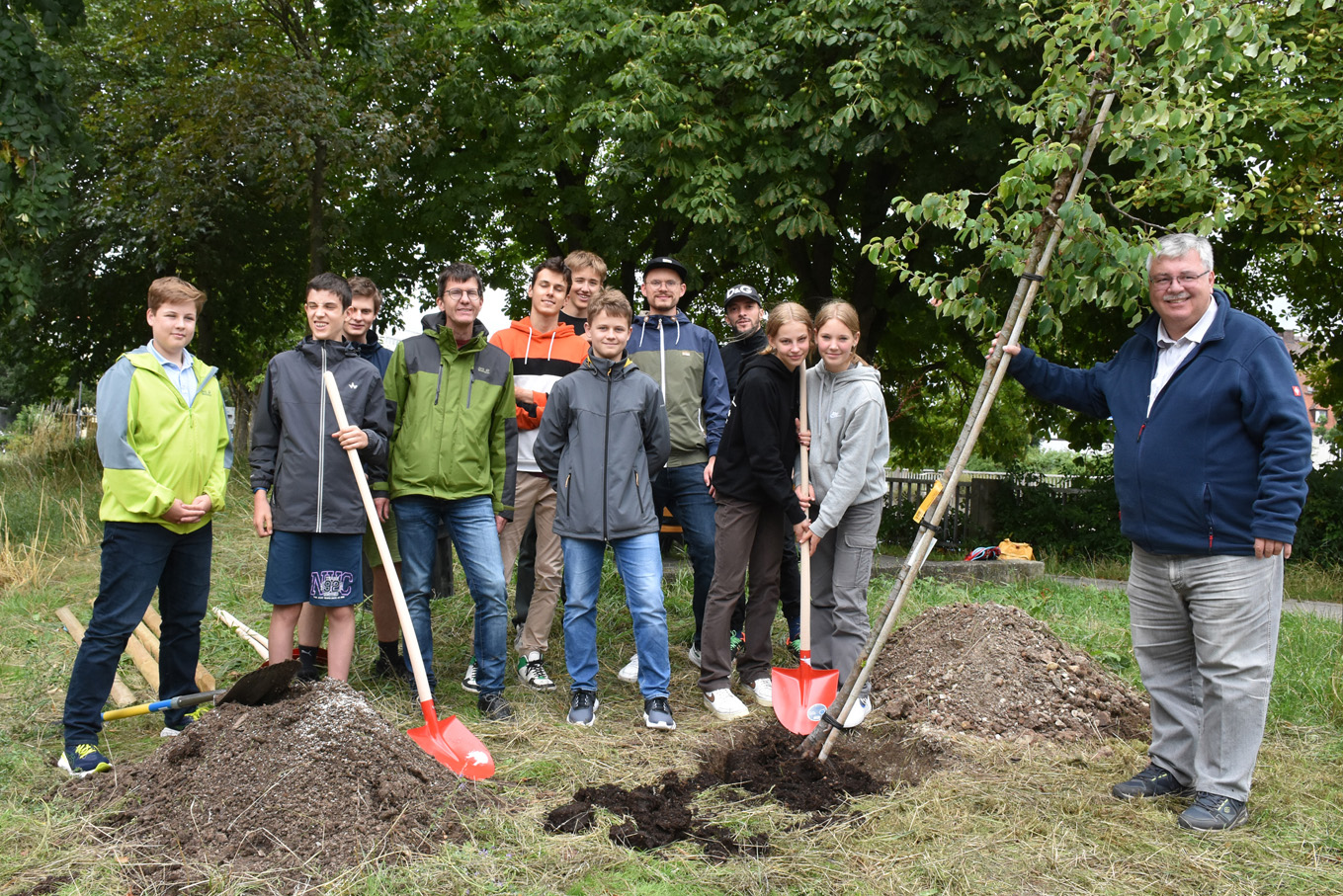 baumpflanzung klimaprojekt august 2023 Junge Menschen pflanzen gemeinsam einen Baum. | Foto: Andreas Türk