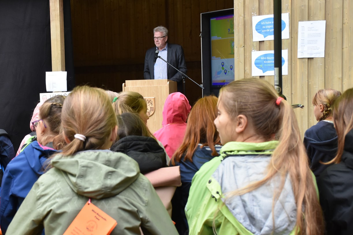 OB Ebersberger spricht vor Kindern.