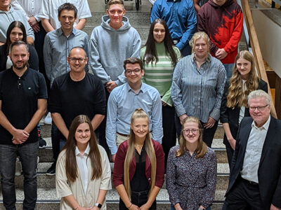 Die neuen Nachwuchskräfte haben sich mit dem Oberbürgermeister zu einem Gruppenfoto aufgestellt.