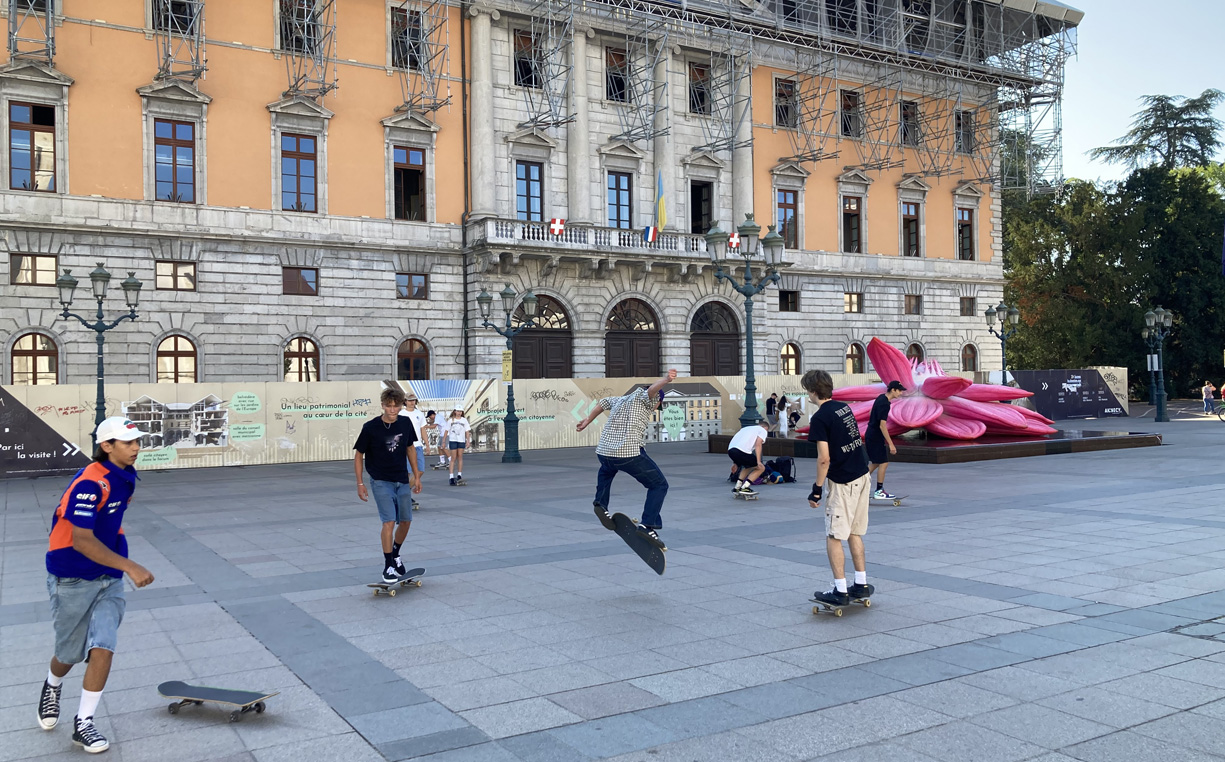 Junge Skater auf dem Platz vor einem historischen Gebäude.